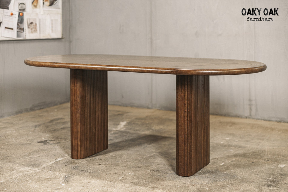 DINING TABLE 685