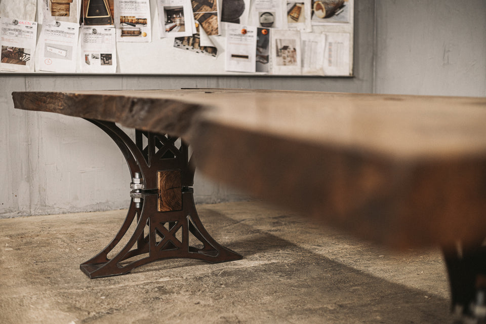 DINING TABLE 747