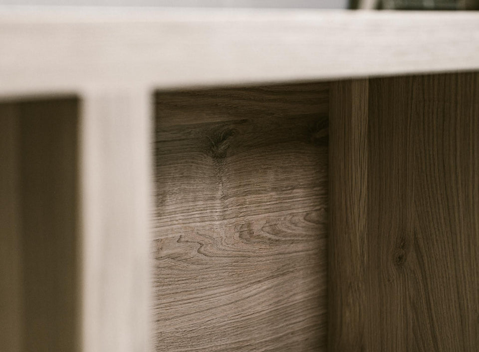 SOLID OAK TV STAND WITH OPEN SHELVES 928