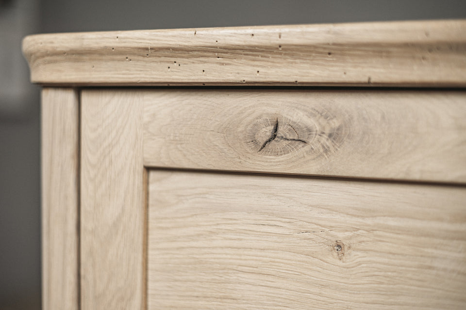 CHEST OF DRAWERS 687
